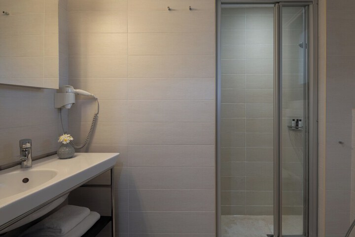 Room 15 of 48