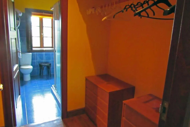 Room 5 of 10