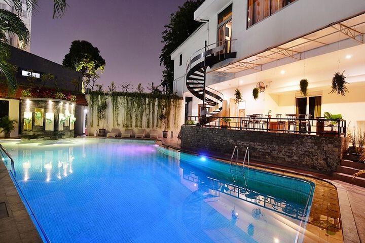Hotel Pool