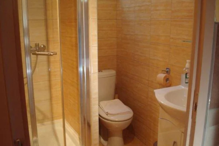 Room 8 of 18