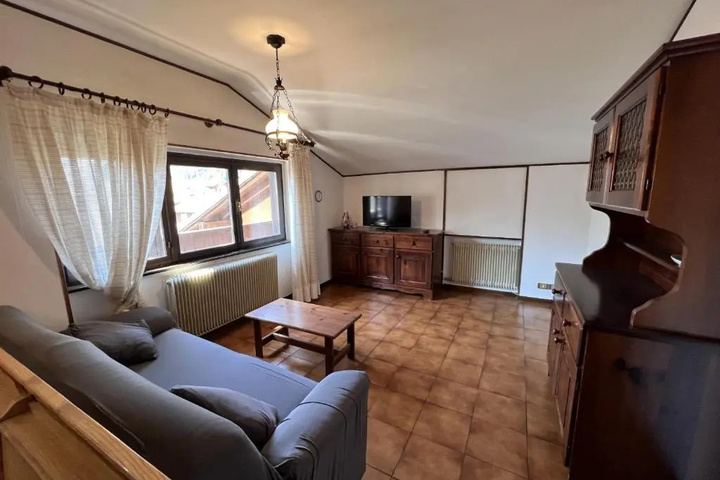 Room 2 of 10
