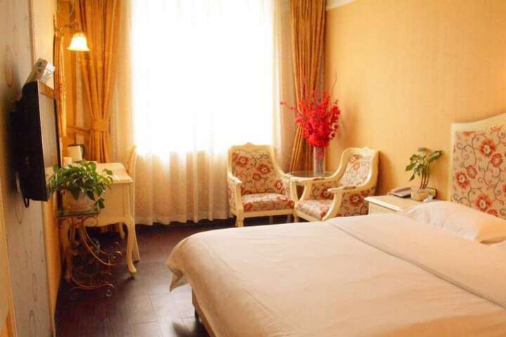 Room 4 of 18