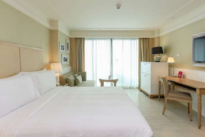 Room 8 of 203