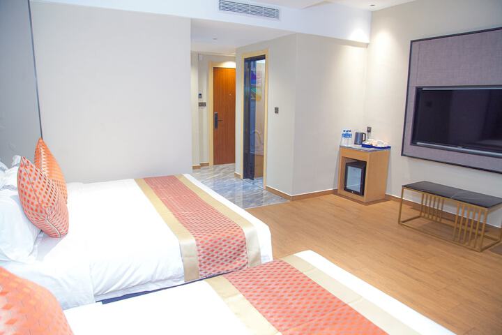 Room 5 of 62