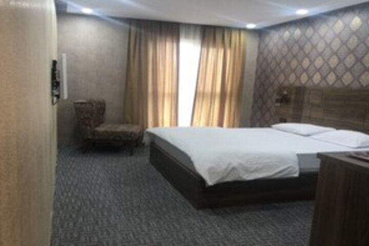 Room 13 of 27