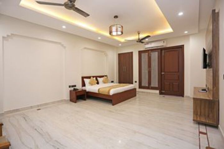 Room 11 of 22