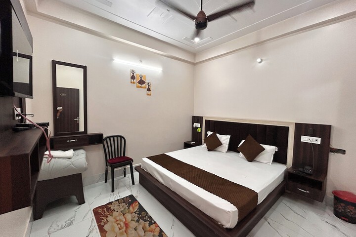 Room 4 of 7