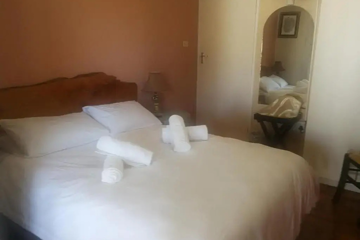 Room 6 of 12