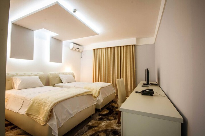 Room 10 of 32