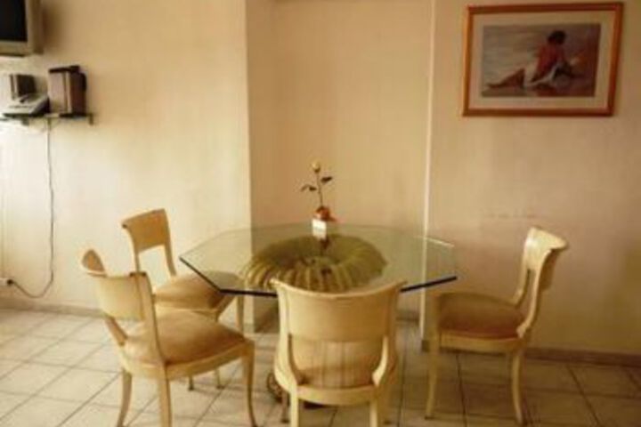 Room 6 of 13