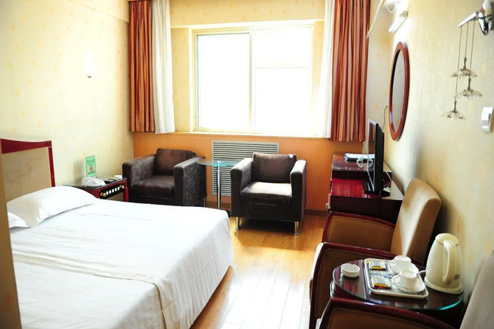 Room 4 of 18