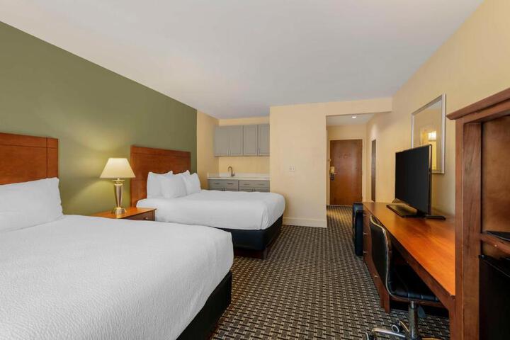 1 Queen Bed (7 of 31)