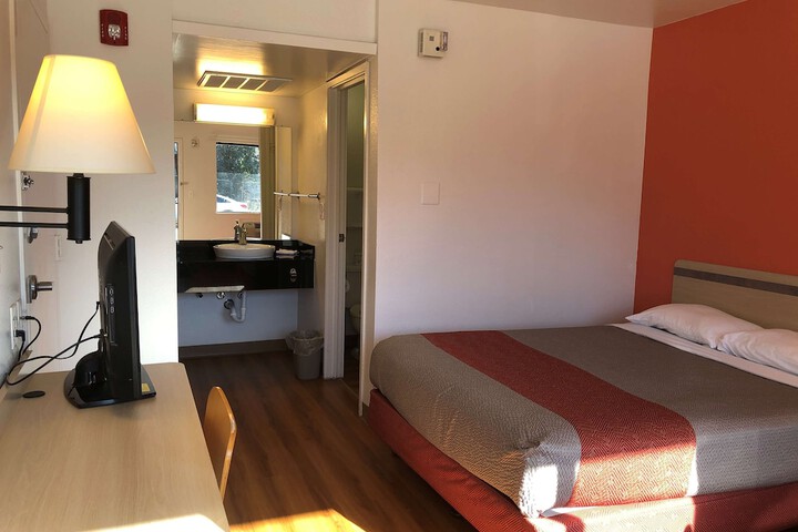 Room 8 of 33