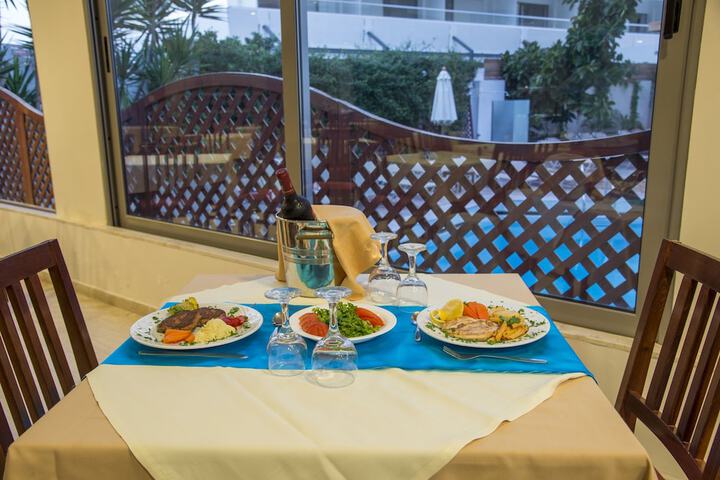 Dining 37 of 59