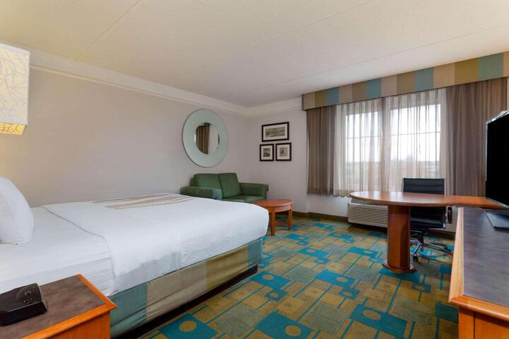 1 King Bed Executive Room (10 of 12)