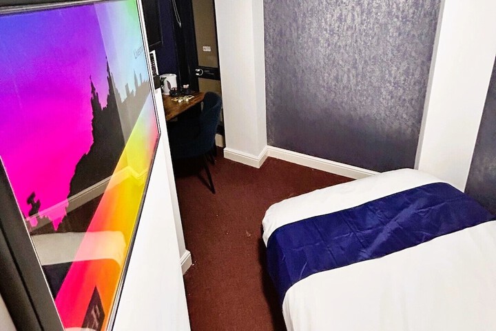 Room 4 of 6
