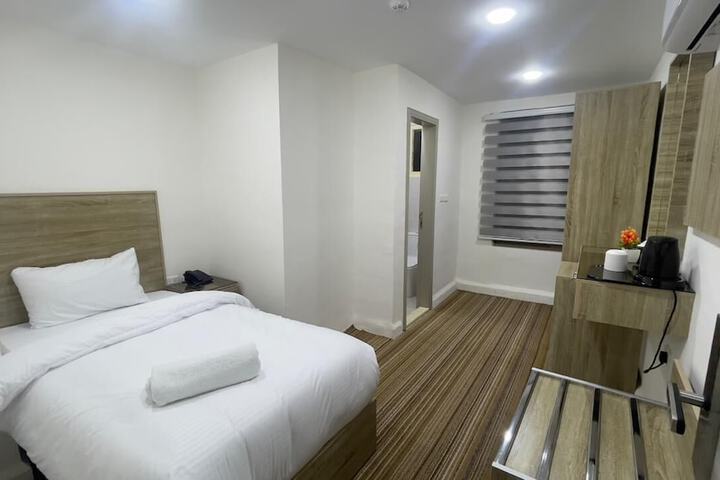 Room 10 of 29