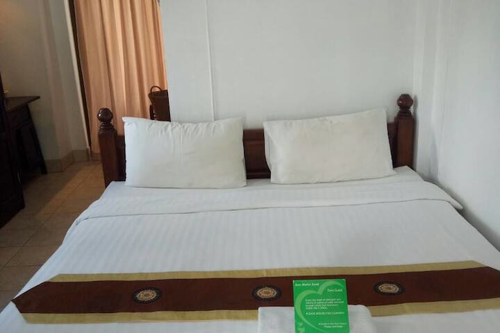 Room 9 of 33