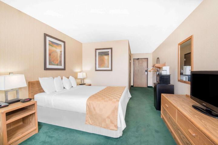 1 Queen Bed (13 of 19)