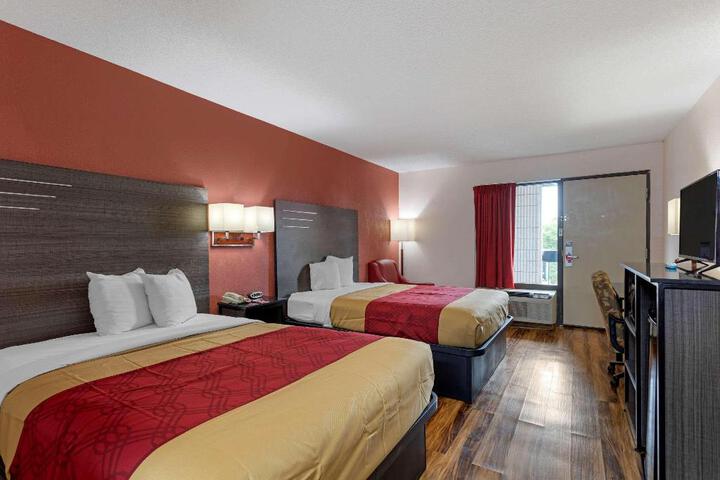 2 Double Beds (16 of 18)