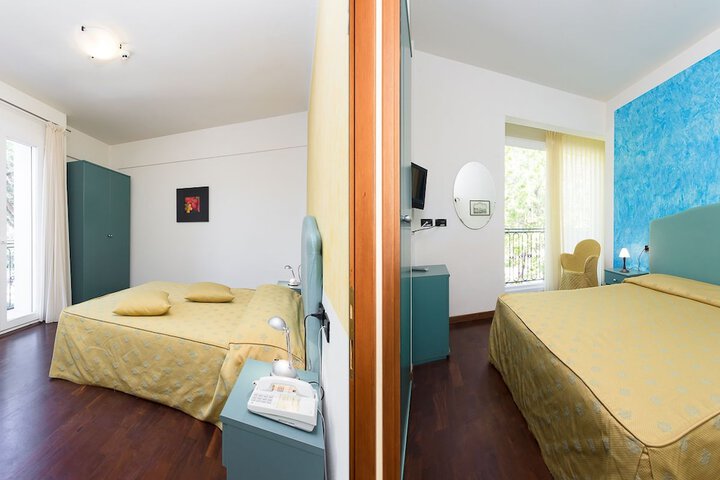 Room 12 of 90