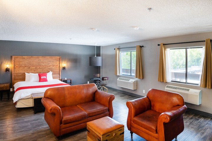 1 King Bed (2 of 16)