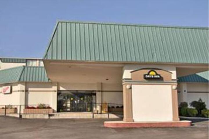 Exterior of Motel 6 Tulsa