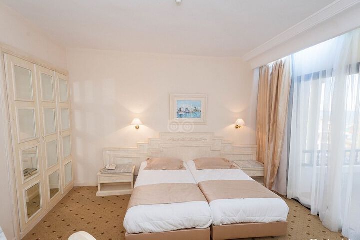Room 7 of 32