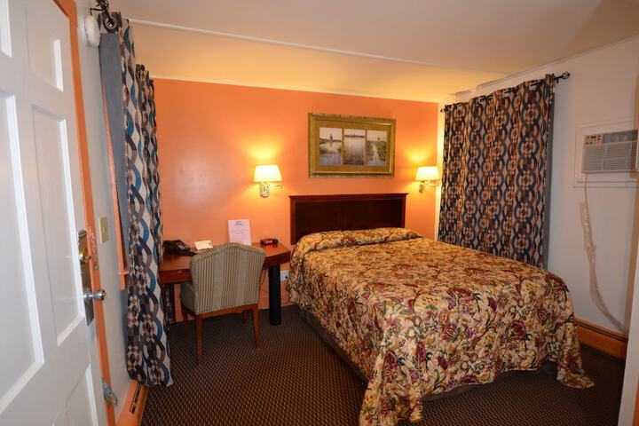 1 Queen Bed (30 of 30)