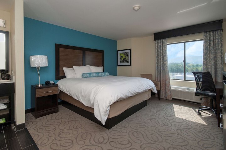 1 King Bed Microwave and Refrigerator WiFi Full Breakfast (2 of 5)