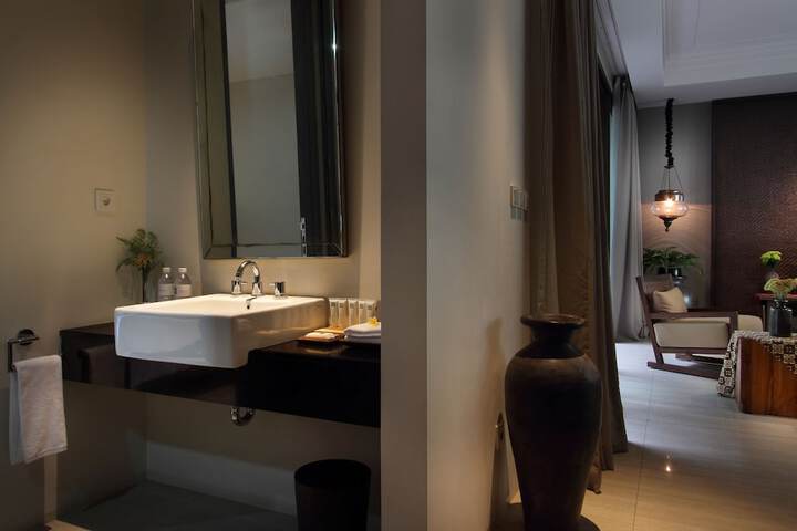 Room 4 of 12