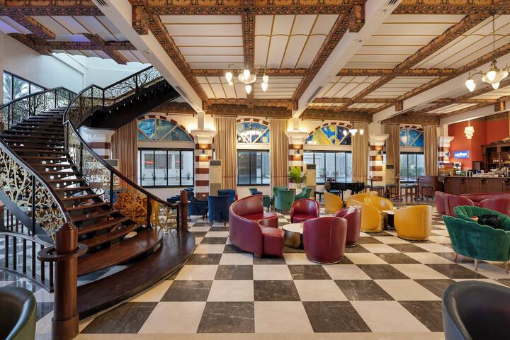 Entrance & Lobby