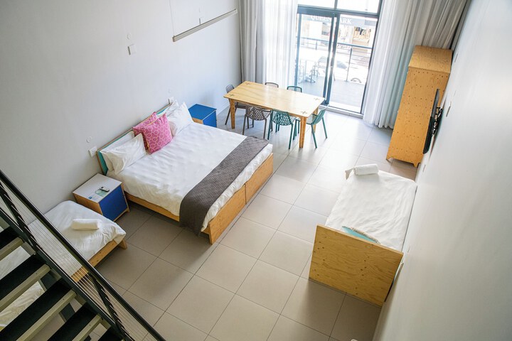 Room 105 of 148