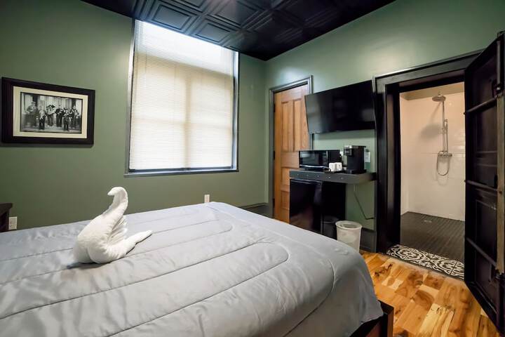 Windowless Economy Double Room Ensuite 301 Houdini Room (8 of 27)