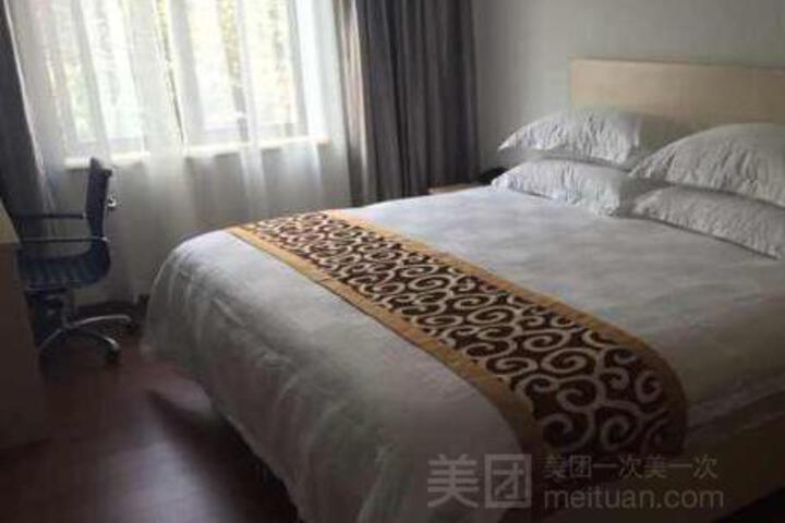 Room 5 of 8