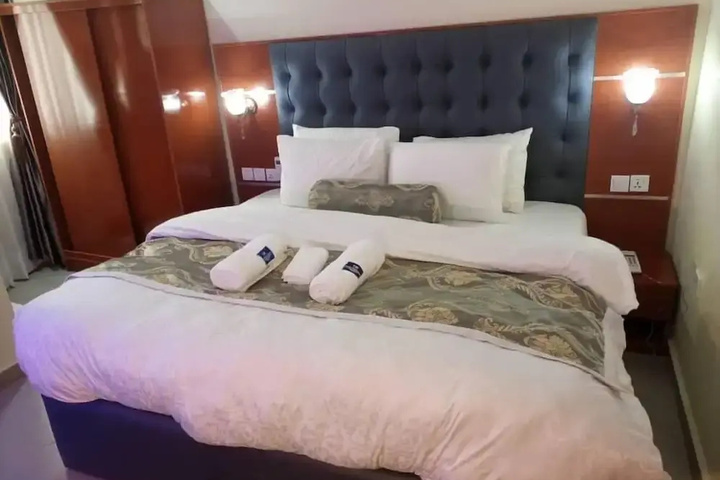 Room 4 of 5