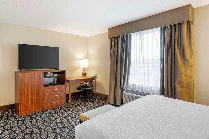 1 King Bed Microwave and Refrigerator WiFi Walk in Shower Full Breakfast (3 of 14)