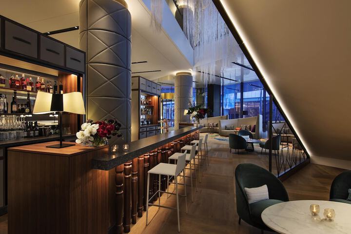 Lounge 130 of 172