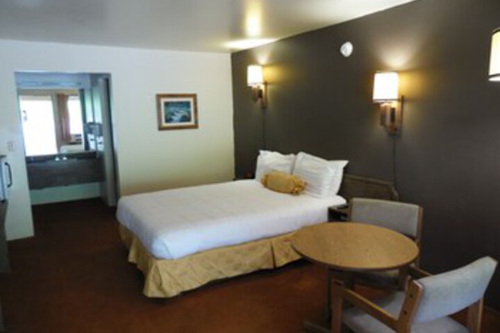 Room 11 of 28