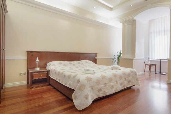 Room 4 of 8