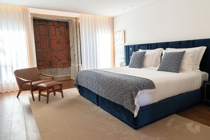 Room 6 of 102