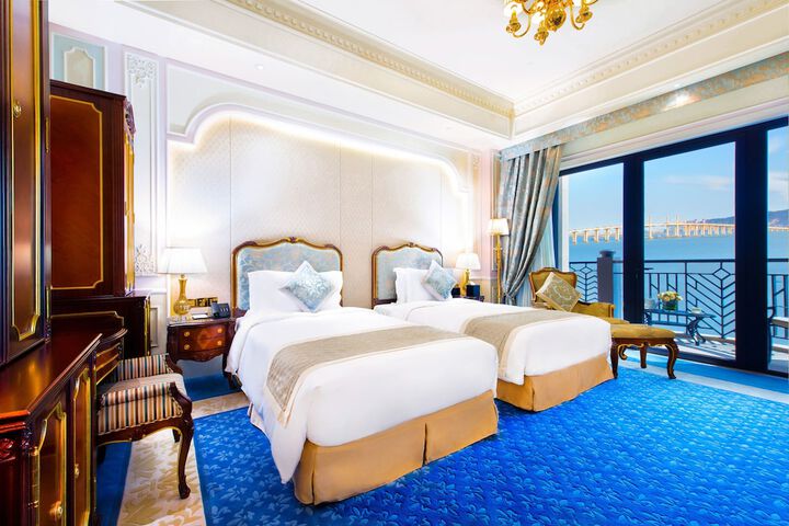 Room 10 of 77