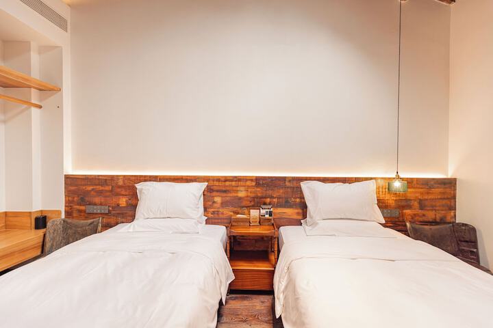 Room 28 of 147