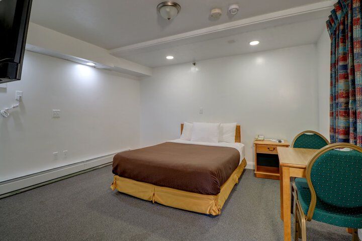 1 Queen Bed (2 of 11)