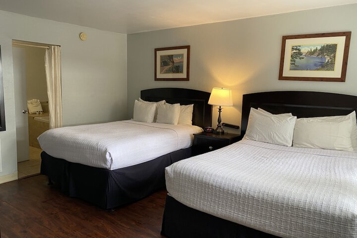 2 Queen Beds Jetted Tub (8 of 14)