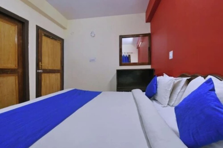 Room 4 of 12
