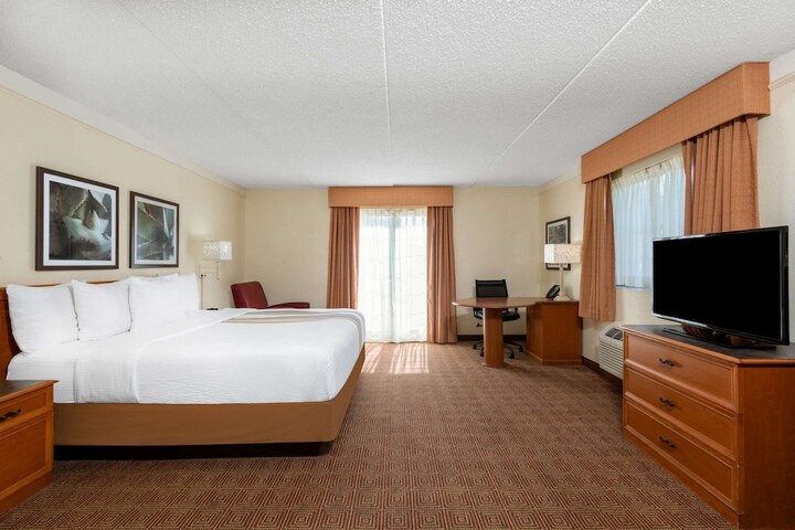 1 King Bed Accessible (24 of 24)