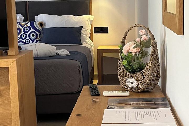 Room 8 of 33