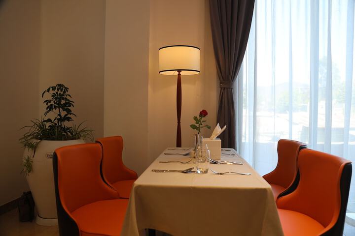 Dining 40 of 56
