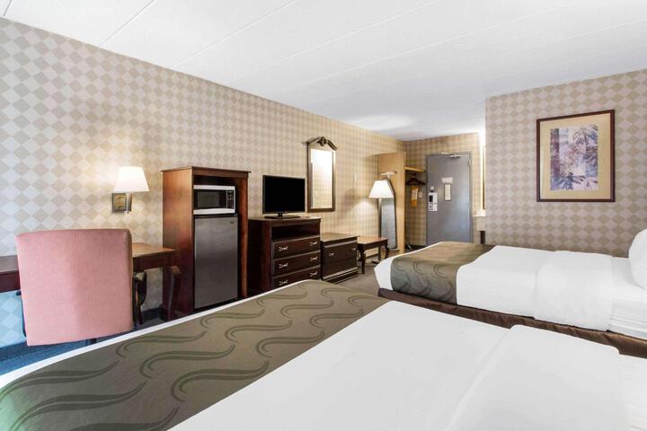 1 Queen Bed (2 of 13)